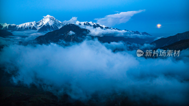 中国四川贡嘎雪山夜景