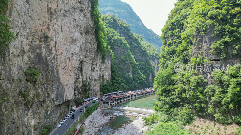 航拍夏日避暑圣地山谷河流