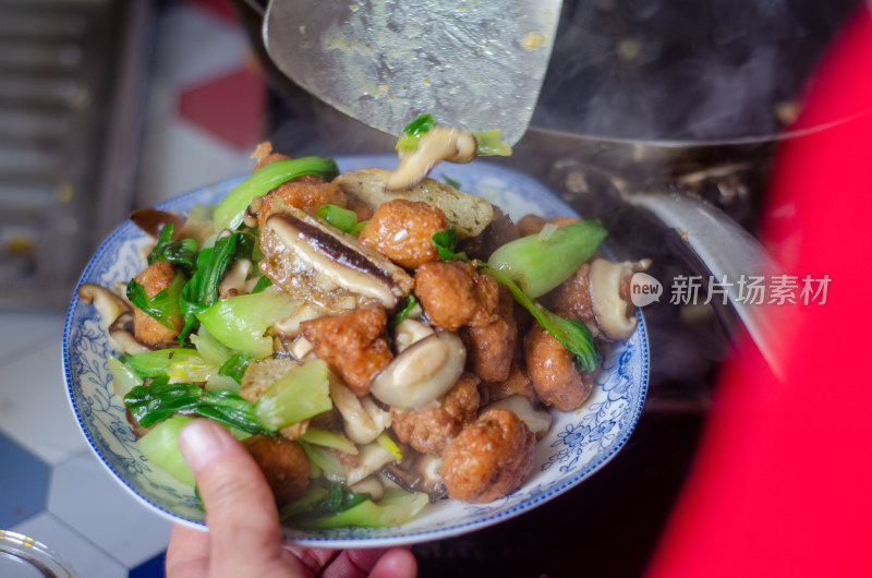 出餐中式菜肴青菜香菇炒肉丸