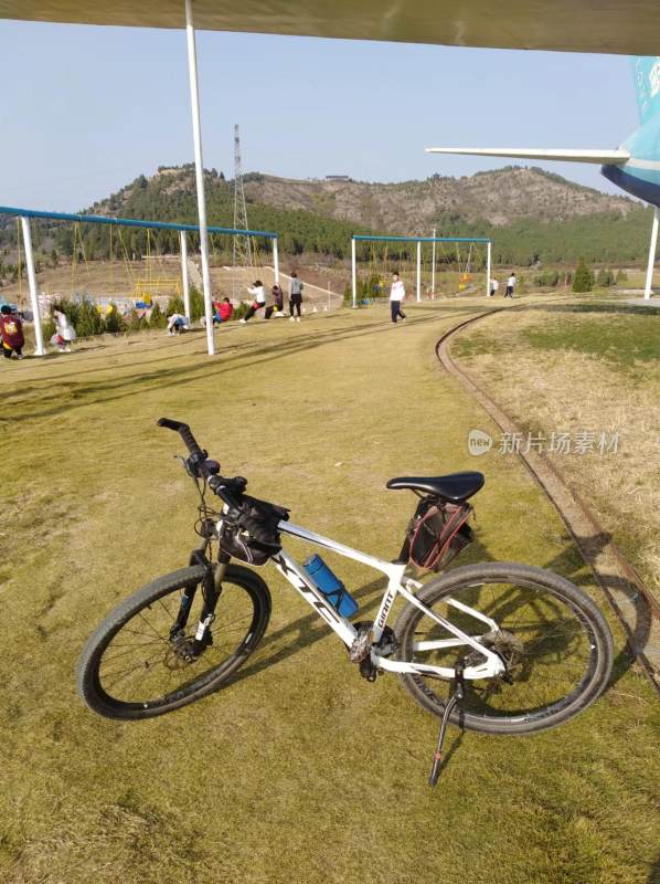 户外草地上停放着一辆山地自行车