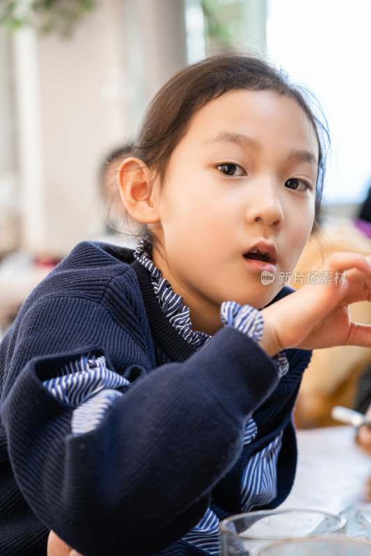 独自在咖啡厅休息的中国女孩