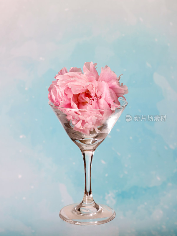玻璃杯上的粉色鲜花芍药