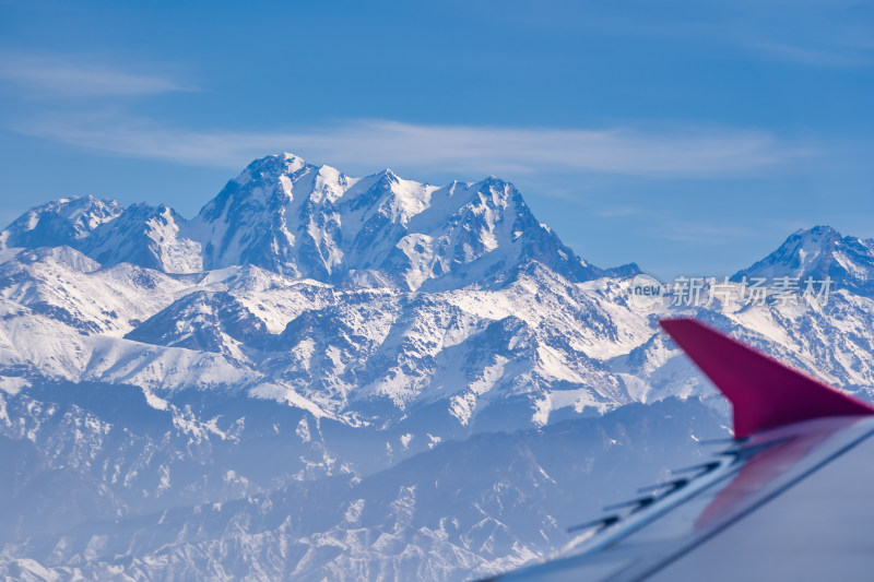 飞机上拍的中国新疆博格达峰雪山