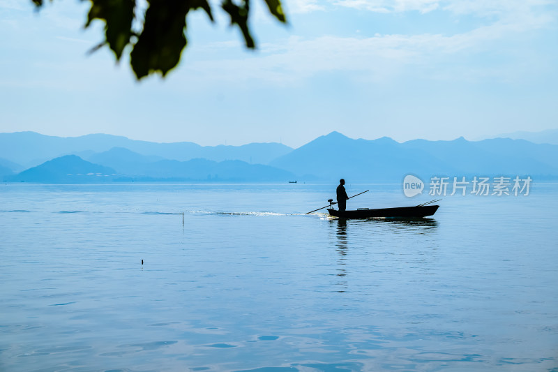 冬日晴朗的午后，浙江宁波东钱湖户外风光