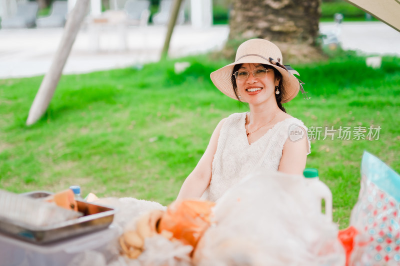 开心享受周末户外野餐幸福时光的亚洲女性