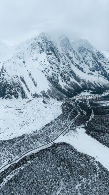 西藏林芝地区墨脱县多雄拉雪山高空航拍