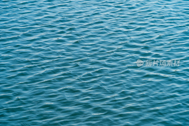 波光粼粼的海水水波纹蓝色