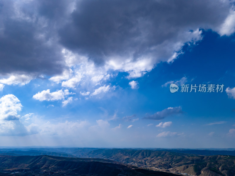 西北地区山区高山种植蓝天白云航拍图