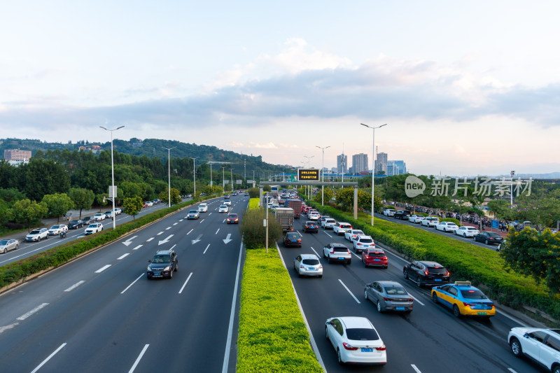 城市高速公路车流景象