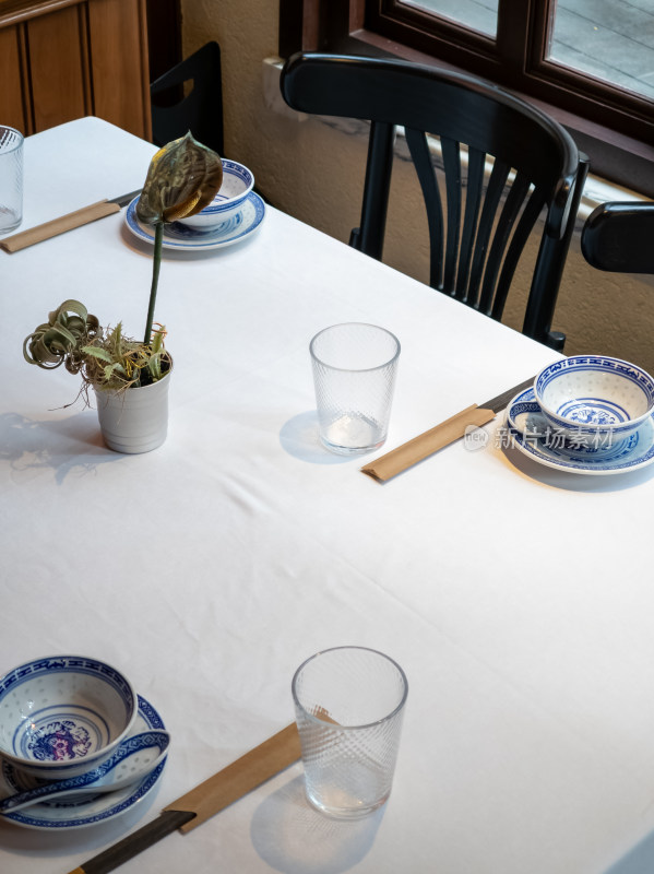 新派中式餐厅的优雅餐桌布置