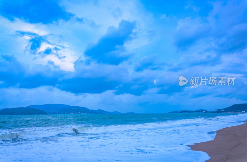 越南芽庄城市海岸沙滩浪花