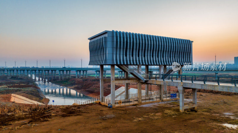 武汉府河边的新建水利设施