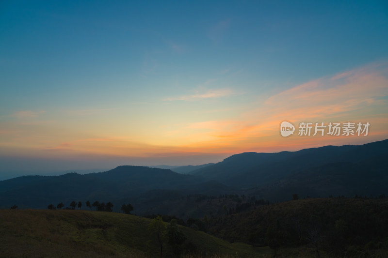 日落时群山对天的景色