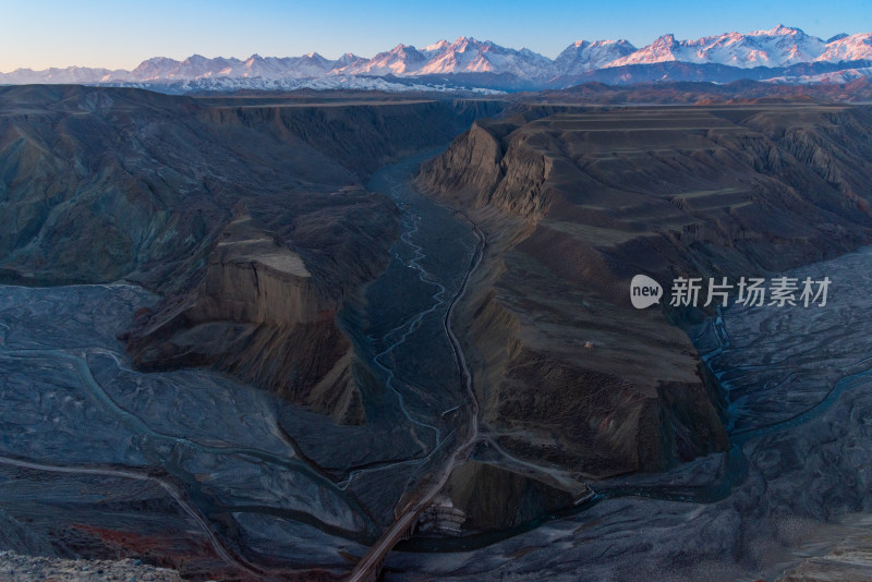 新疆红色丹霞山脉地貌的壮丽景观