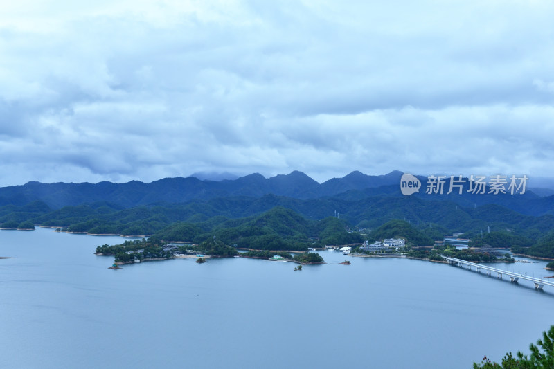 天屿山顶俯视千岛湖大桥，千岛湖自然风光