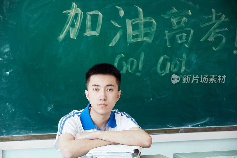 教室里讲台上为高考加油激励的高中生