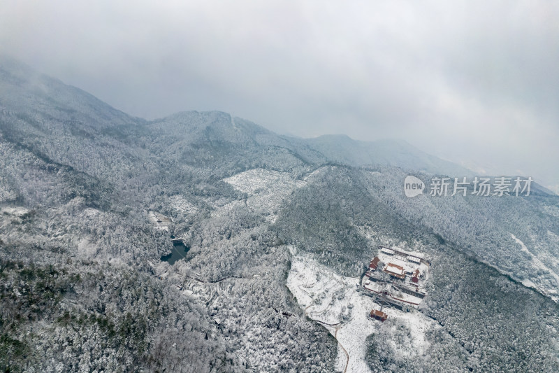 山川丘陵农田冬天雪景航拍图