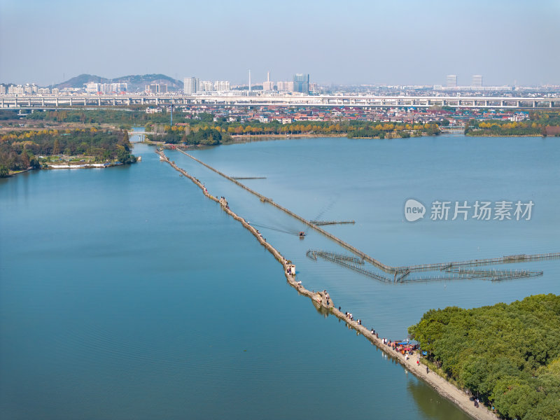 浙江绍兴古纤道水乡长堤与城市天际线航拍