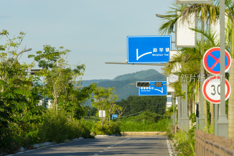 勐罕镇街道指示牌及周边环境