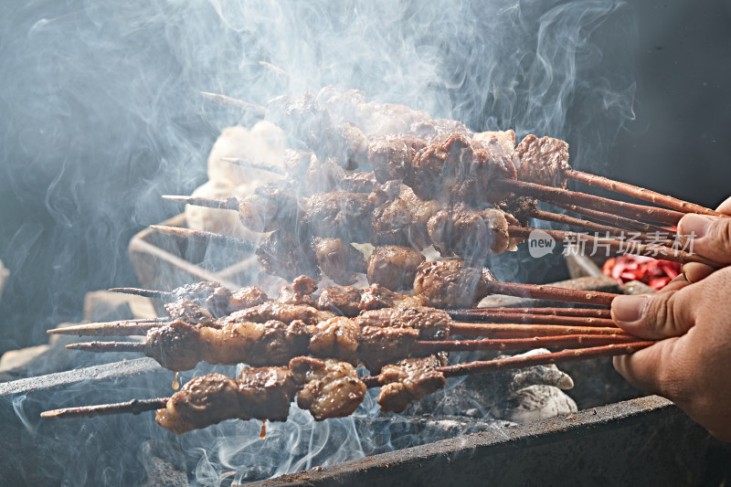 满是烟火气的烤炉上的鲜羊肉新疆红柳大串