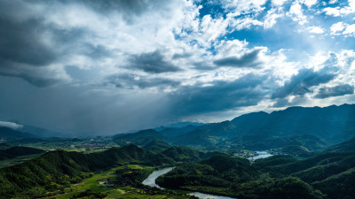 山间的耶稣光，光穿过云层