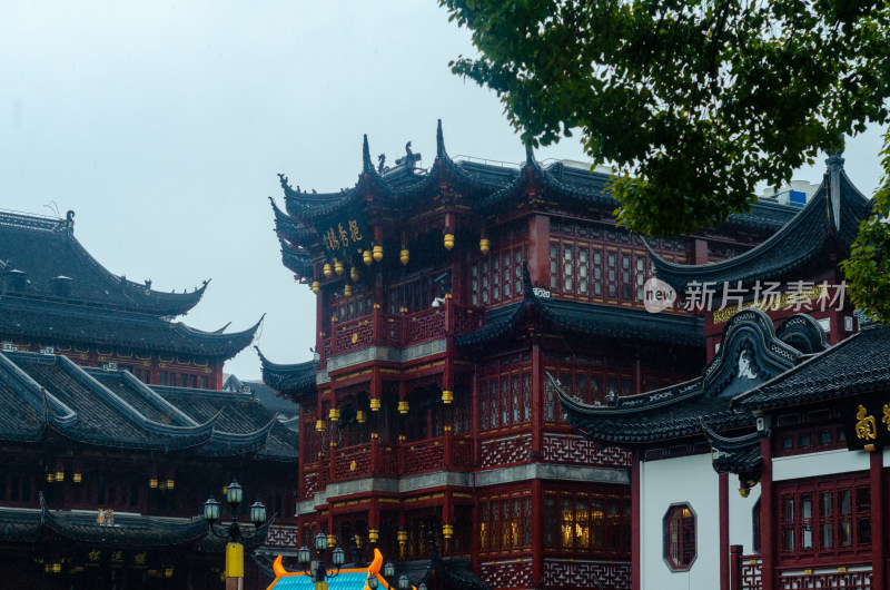 中国上海黄浦区城隍庙的挹秀楼雨景