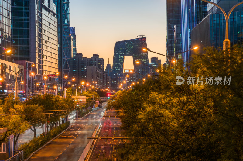 北京华灯初上的城市街道与标志性建筑夜景