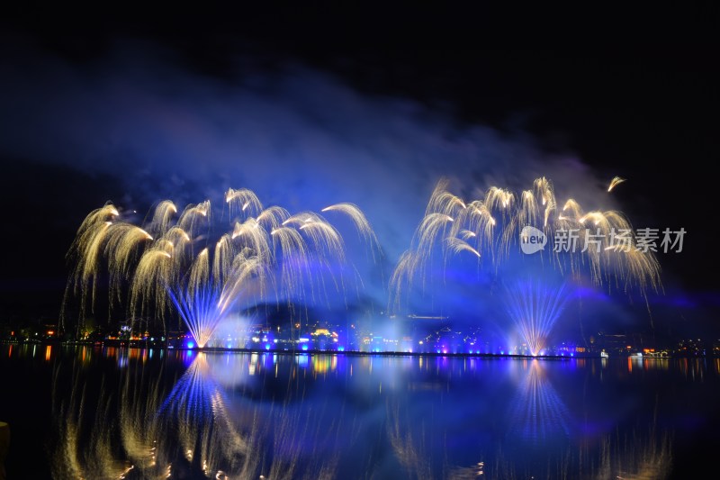 长沙浏阳烟花湖面夜景烟花绽放倒影