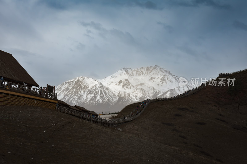 祁连卓尔山牛心山雪山航拍全景远景