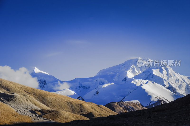 西藏雪山希夏邦马峰自然风景