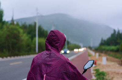 在起雾的山村中骑行，暂停路边休息