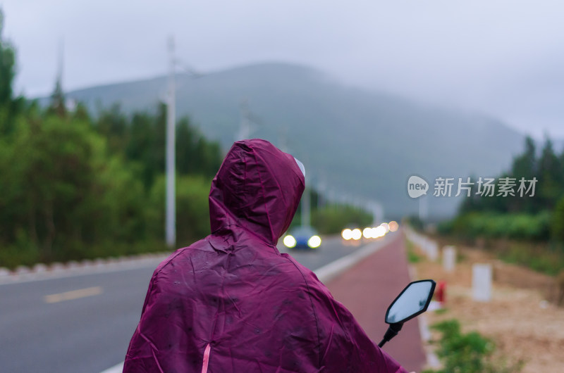 在起雾的山村中骑行，暂停路边休息