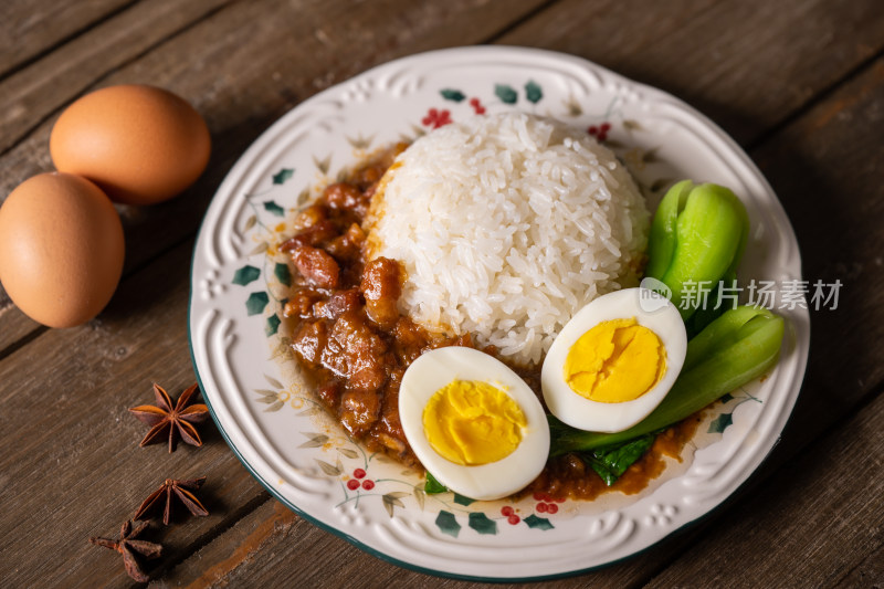 一盘放在桌子上的台式卤肉饭