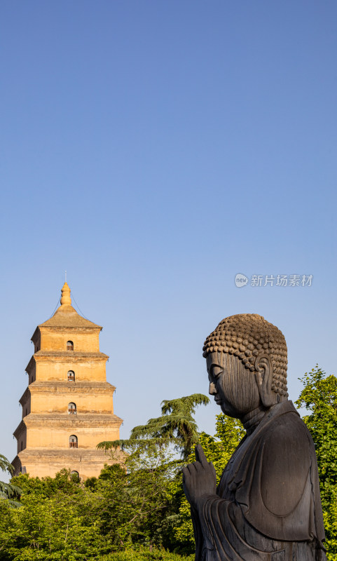 西安大雁塔大慈恩寺遗址公园释迦牟尼像景观