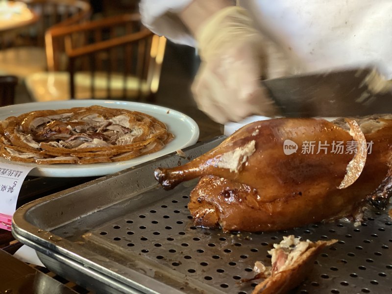 厨师正在切一只北京烤鸭
