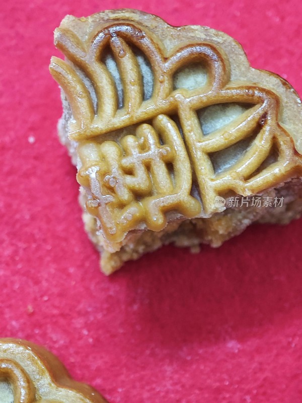 切开的月饼展示内部馅料特写