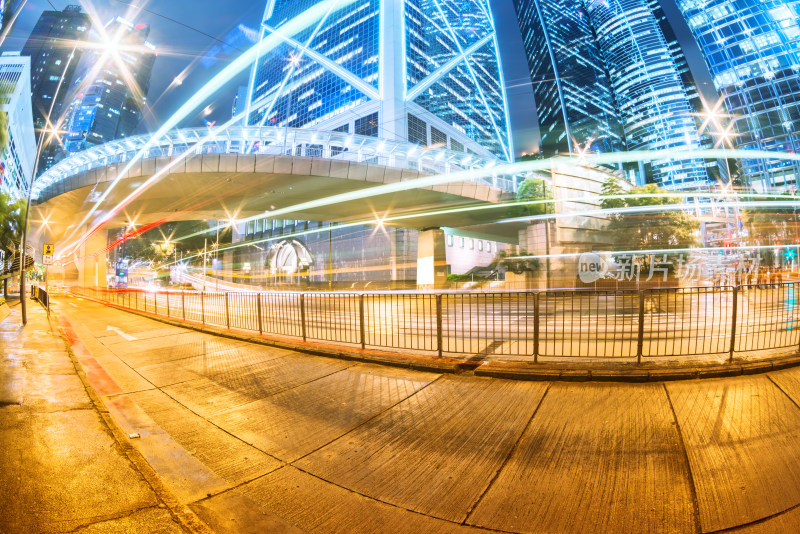 城市街道夜晚车流与高楼景观