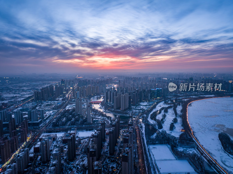 航拍辽宁沈阳浑河冬季黄昏雪景城市建筑