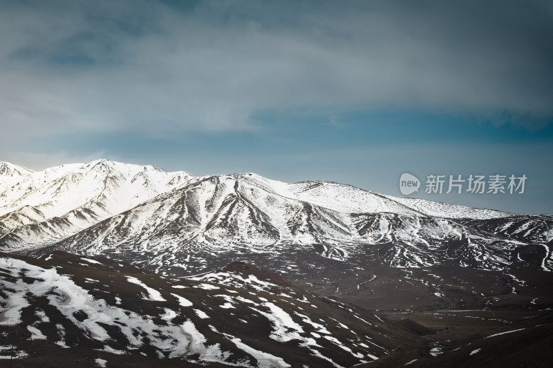 青海西宁高原拉脊山垭口雪山蓝天远景自然