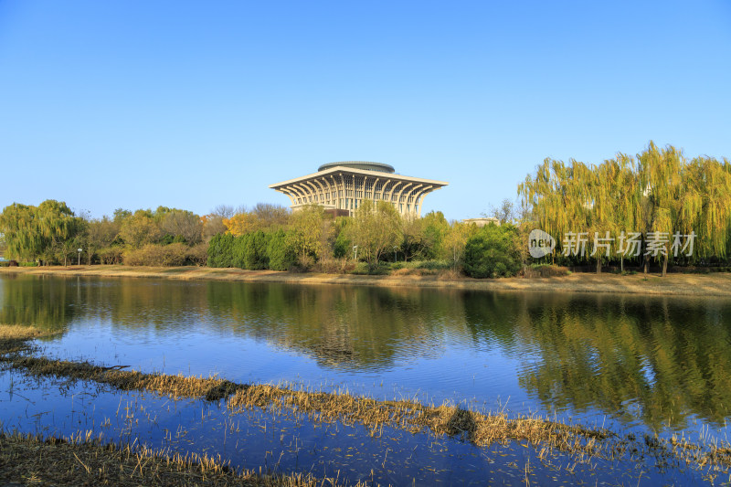 北京城市建组湖面倒影