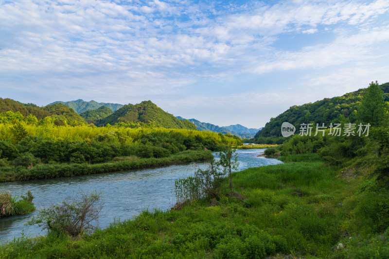 青山绿水间的河流自然风光