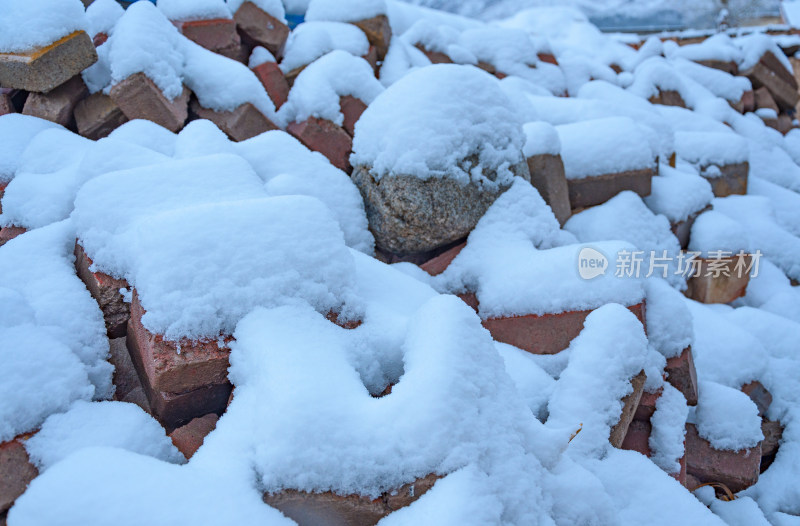 青海海北州祁连卓尔山乡村地面积雪雪景