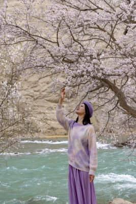 年轻女子在新疆杏花村旅行