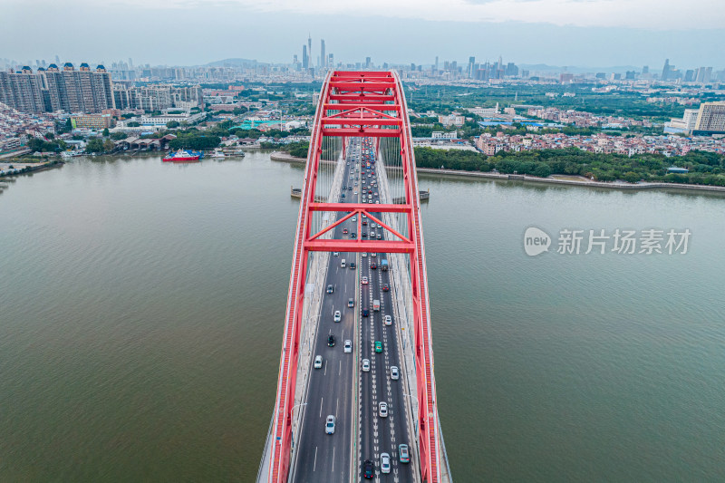 航拍广州新光大桥横跨水面的城市景观