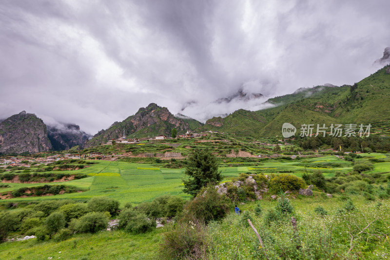 扎尕那蓝天白云山峰