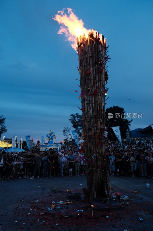 云南大理火把节夜晚熊熊燃烧的篝火