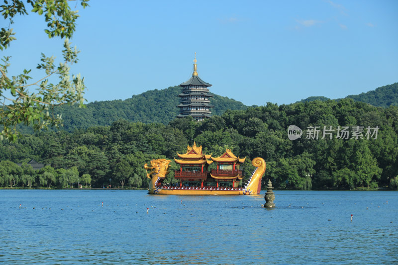 夏日晴空下的杭州西湖游船风光 雷锋塔同框