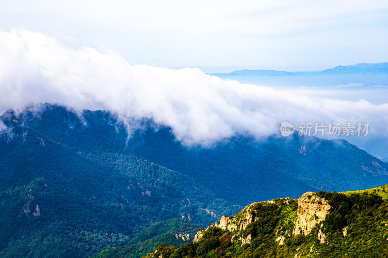 北京市白草畔旅游风景区山顶的云海风光