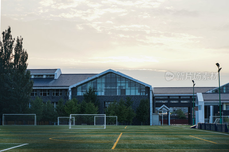 学校的足球场操场草坪