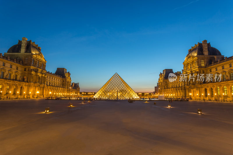 巴黎卢浮宫夜景